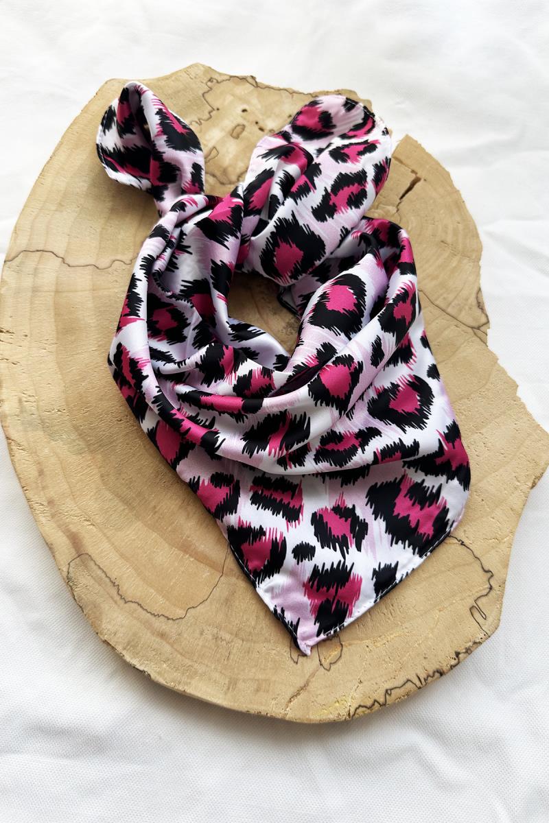 Pembeli Leopar Fular 